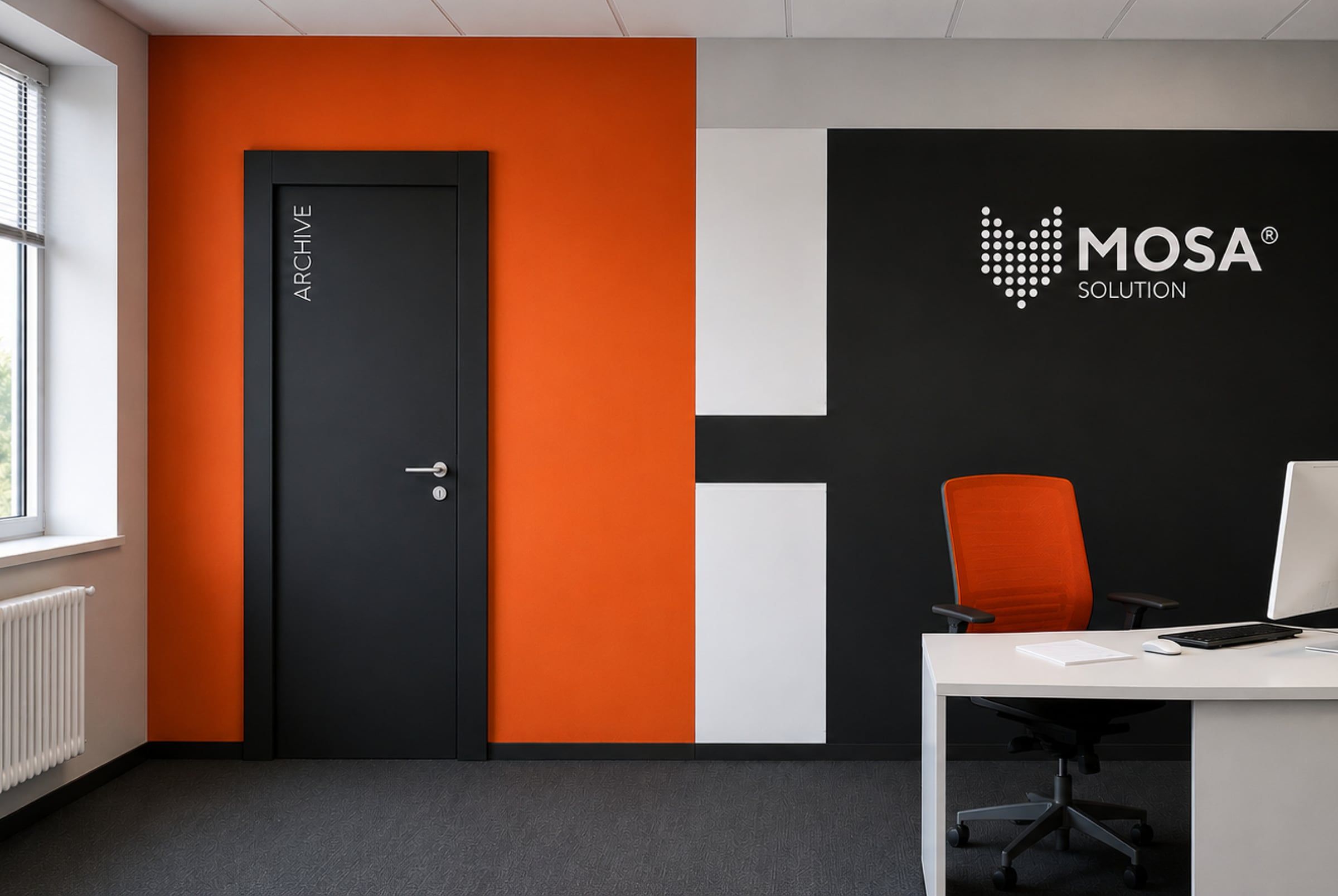 Kancelář s oranžovou stěnou, dveřmi archivu a logem MOSA Solution
