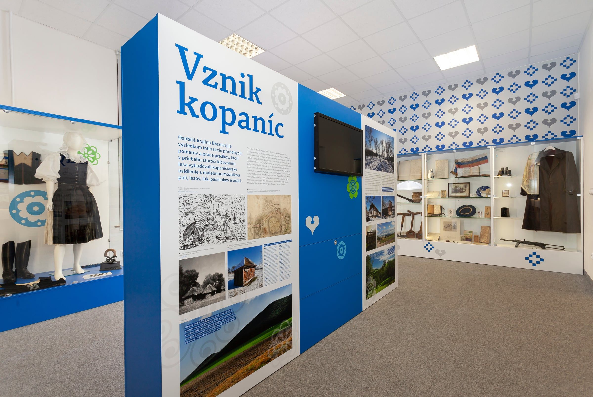 Expozice Vznik kopanic s krojovanou figurínou a vitrínami