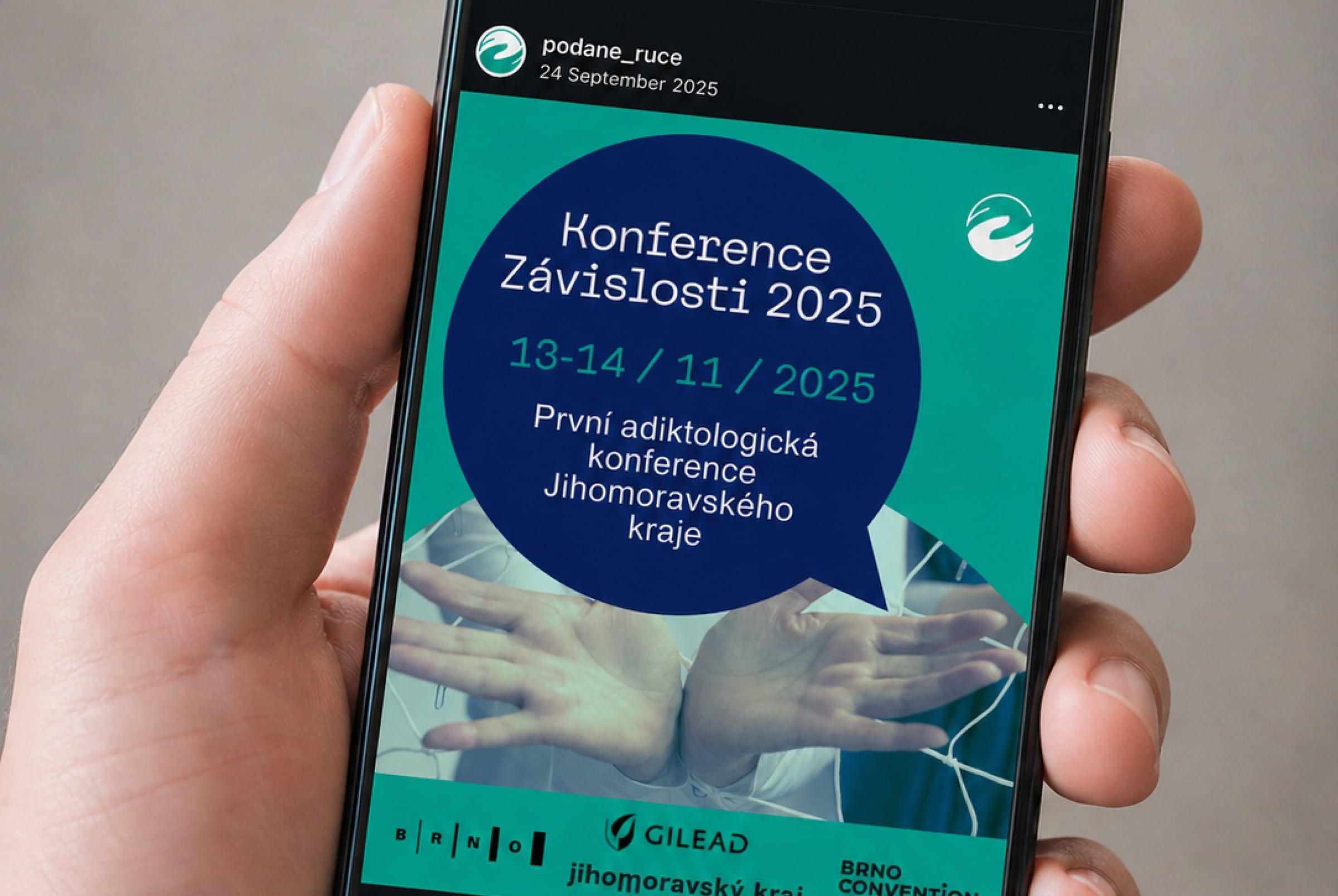 Příspěvek na telefonu s pozvánkou na Konferenci Závislosti 2025