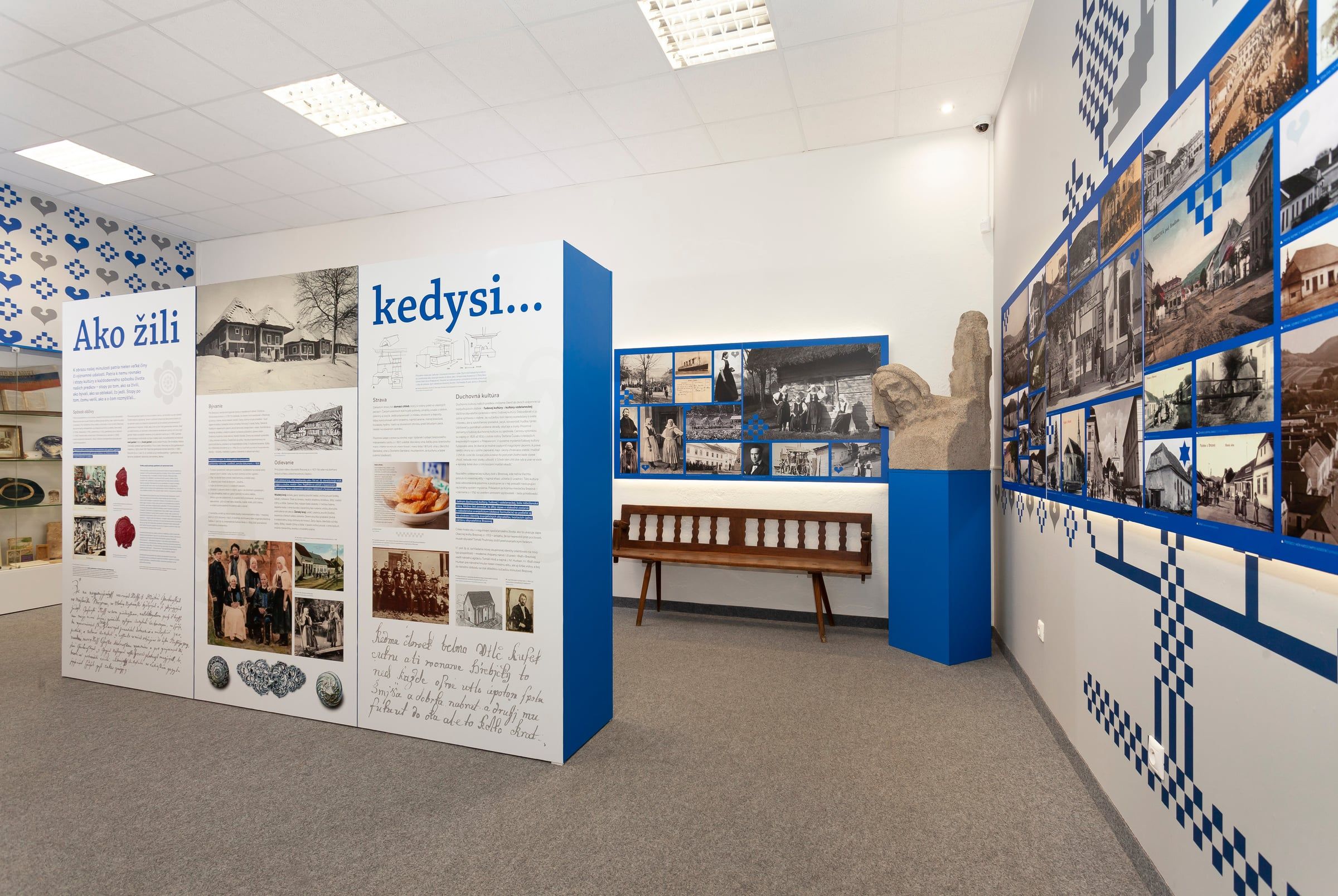 Expozice Ako žili a kedysi s lavicí a stěnou pohlednic