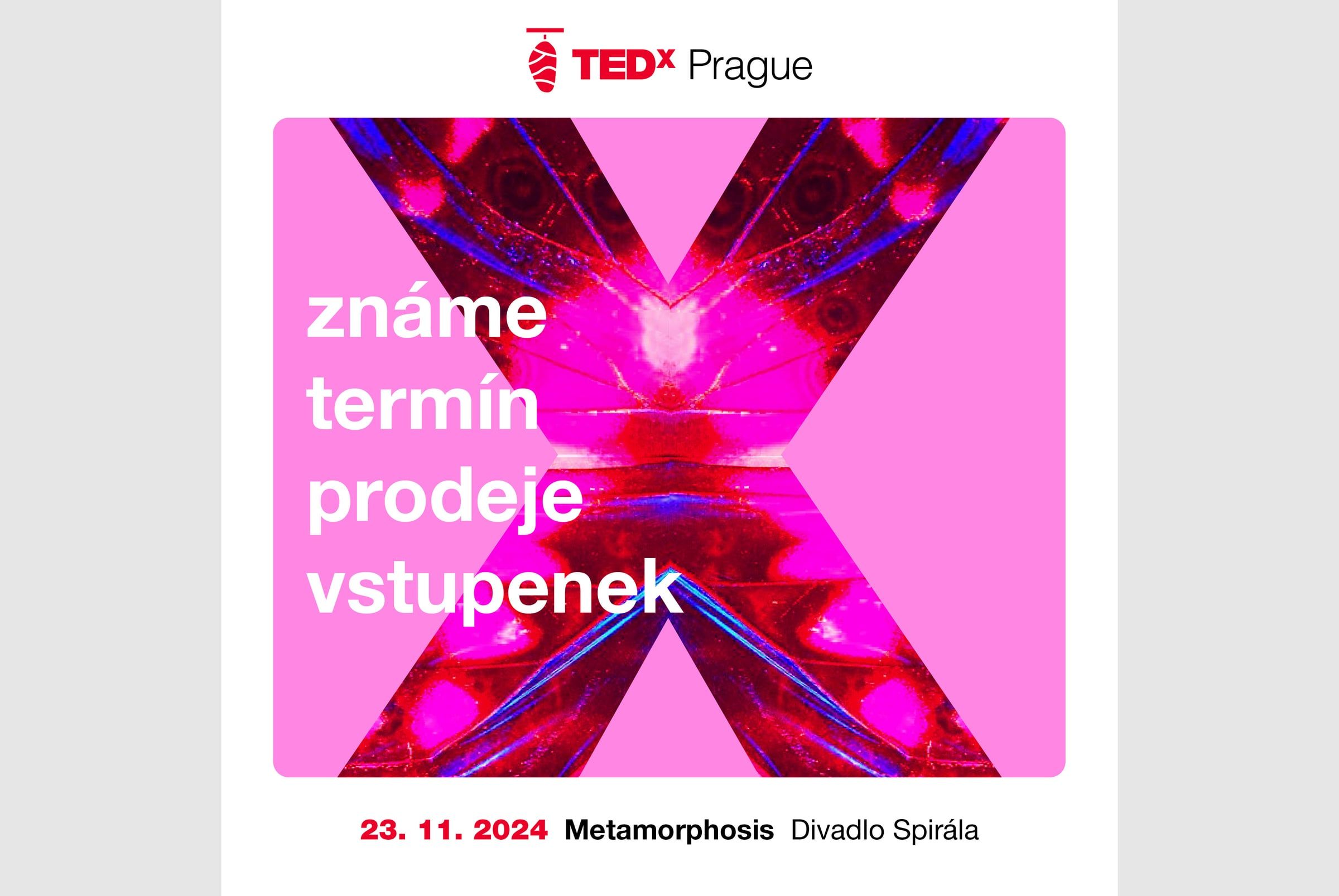 Lidé v sále s projekcí identity na podlaze