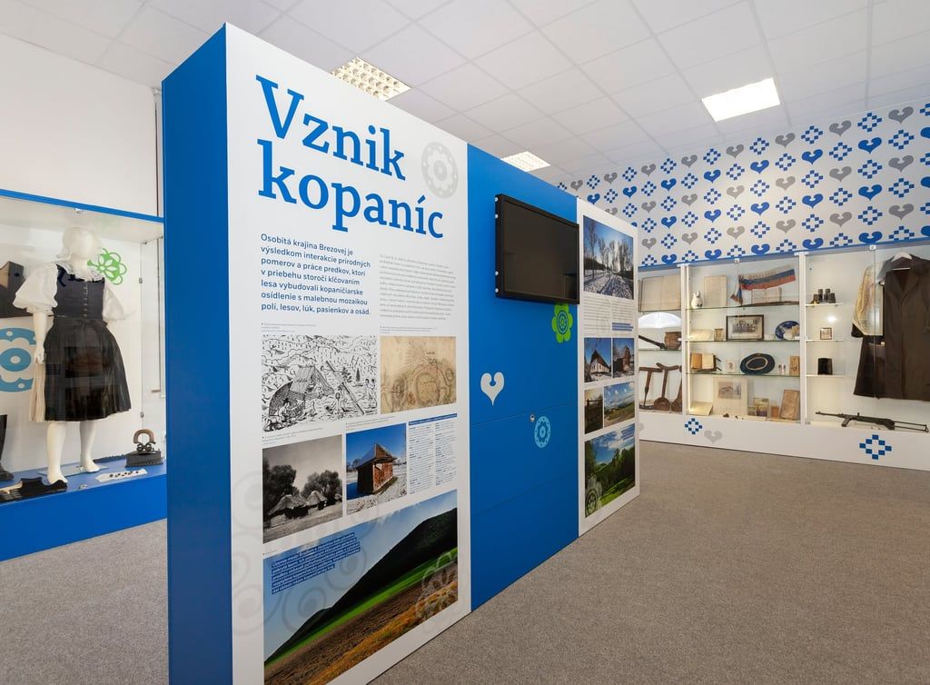 Expozice Vznik kopanic s fotografiemi a krojovanou figurínou
